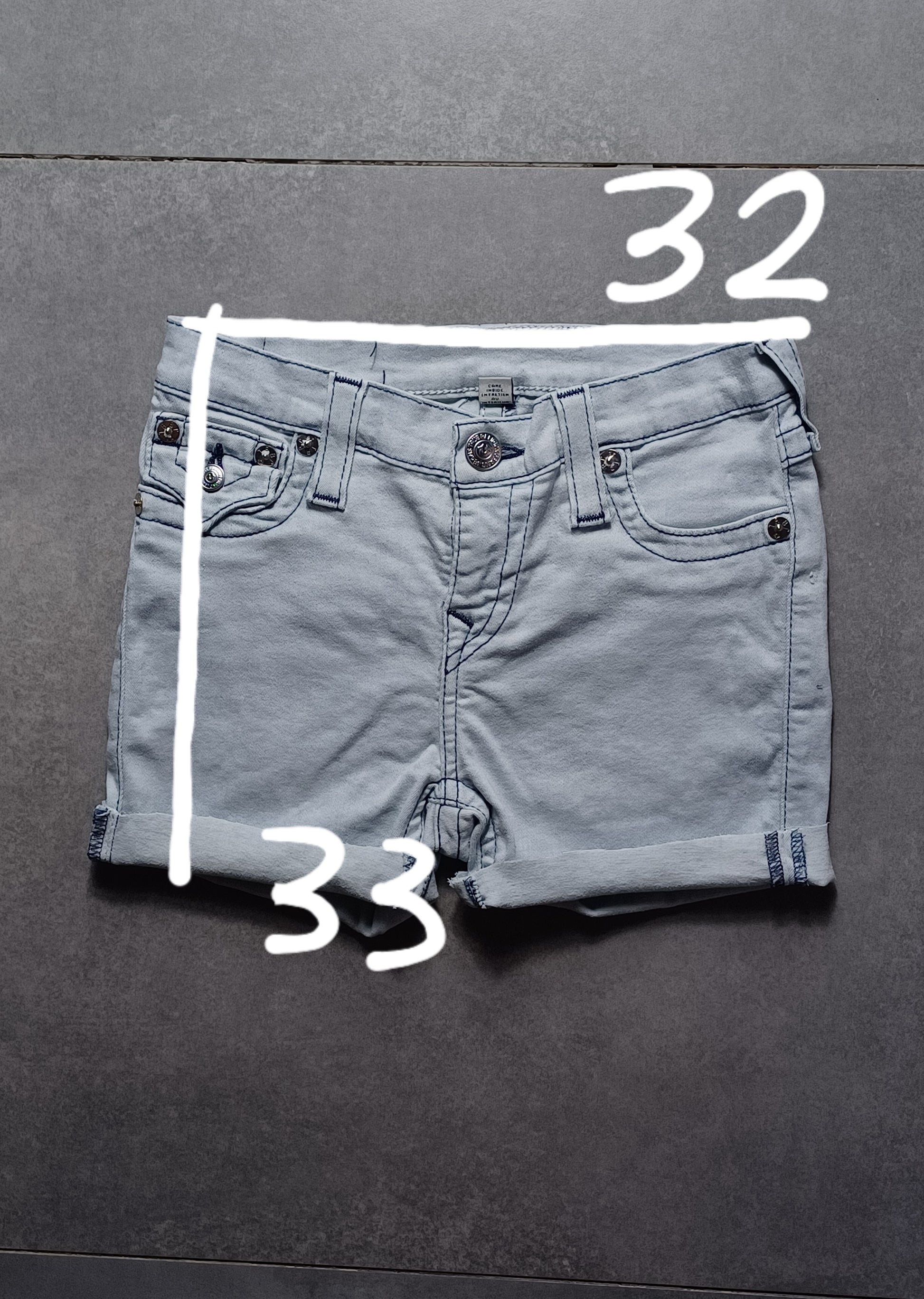 Jasnoniebieskie low rise szorty True Religion