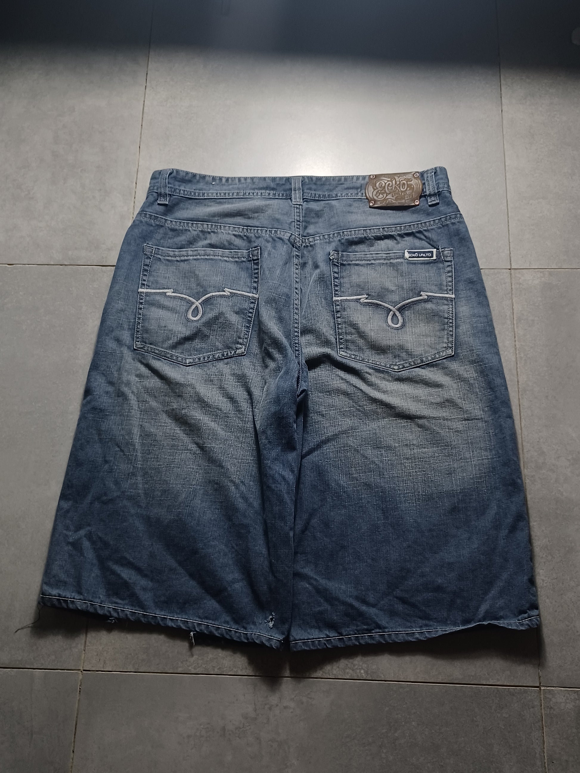 Niebieskie baggy jortsy Ecko.Untld