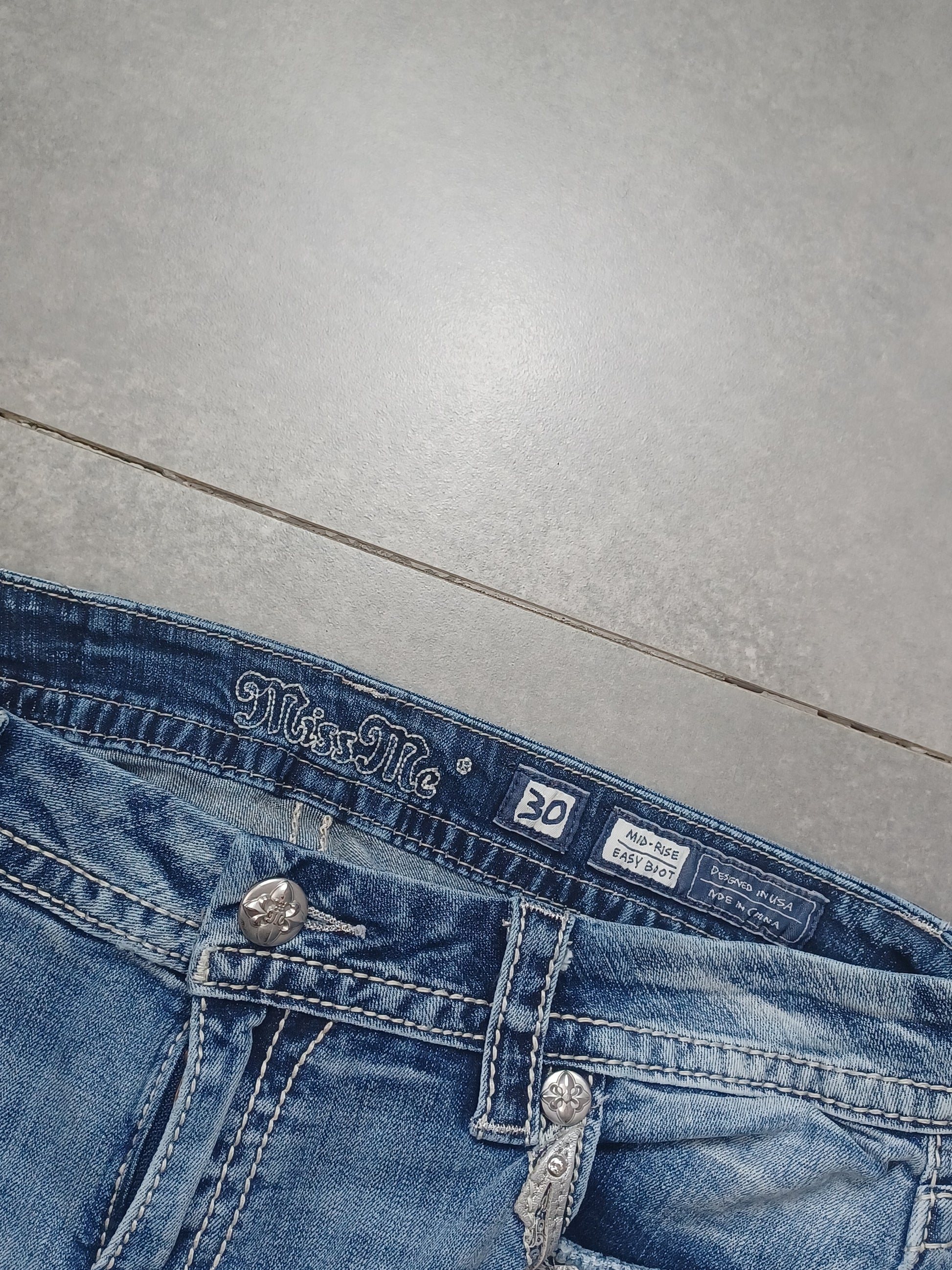 Jasnoniebieskie mid rise Bootcut jeans Miss Me