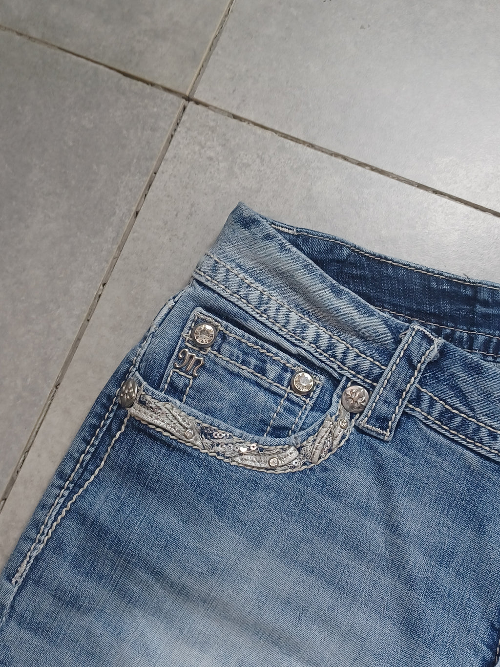 Jasnoniebieskie mid rise Bootcut jeans Miss Me