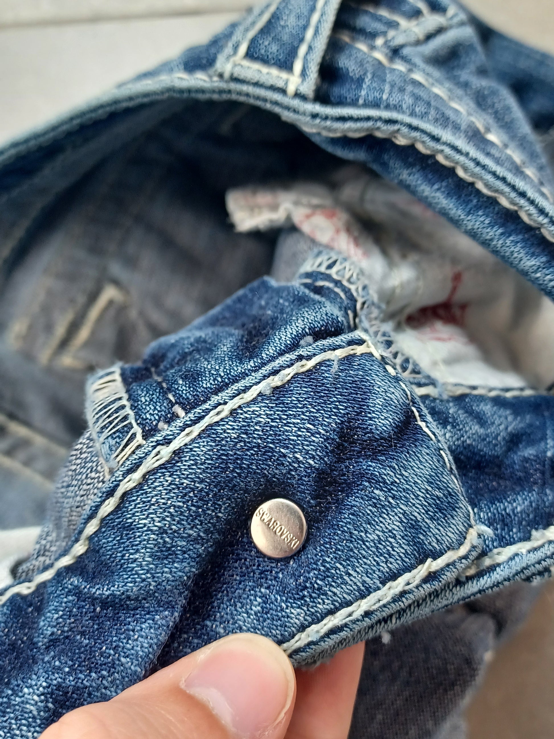 Niebieskie low rise szorty jeansowe True Religion x Swarovski
