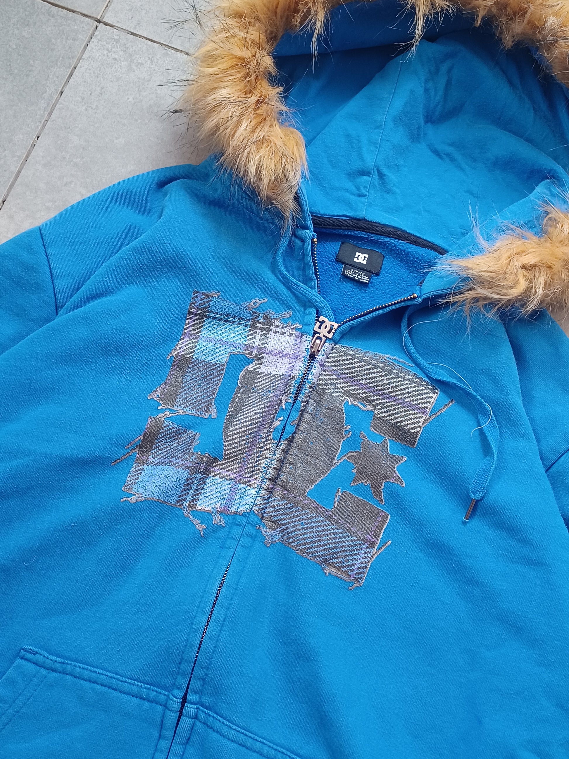 Niebieska bluza rozpinana DC z futerkiem