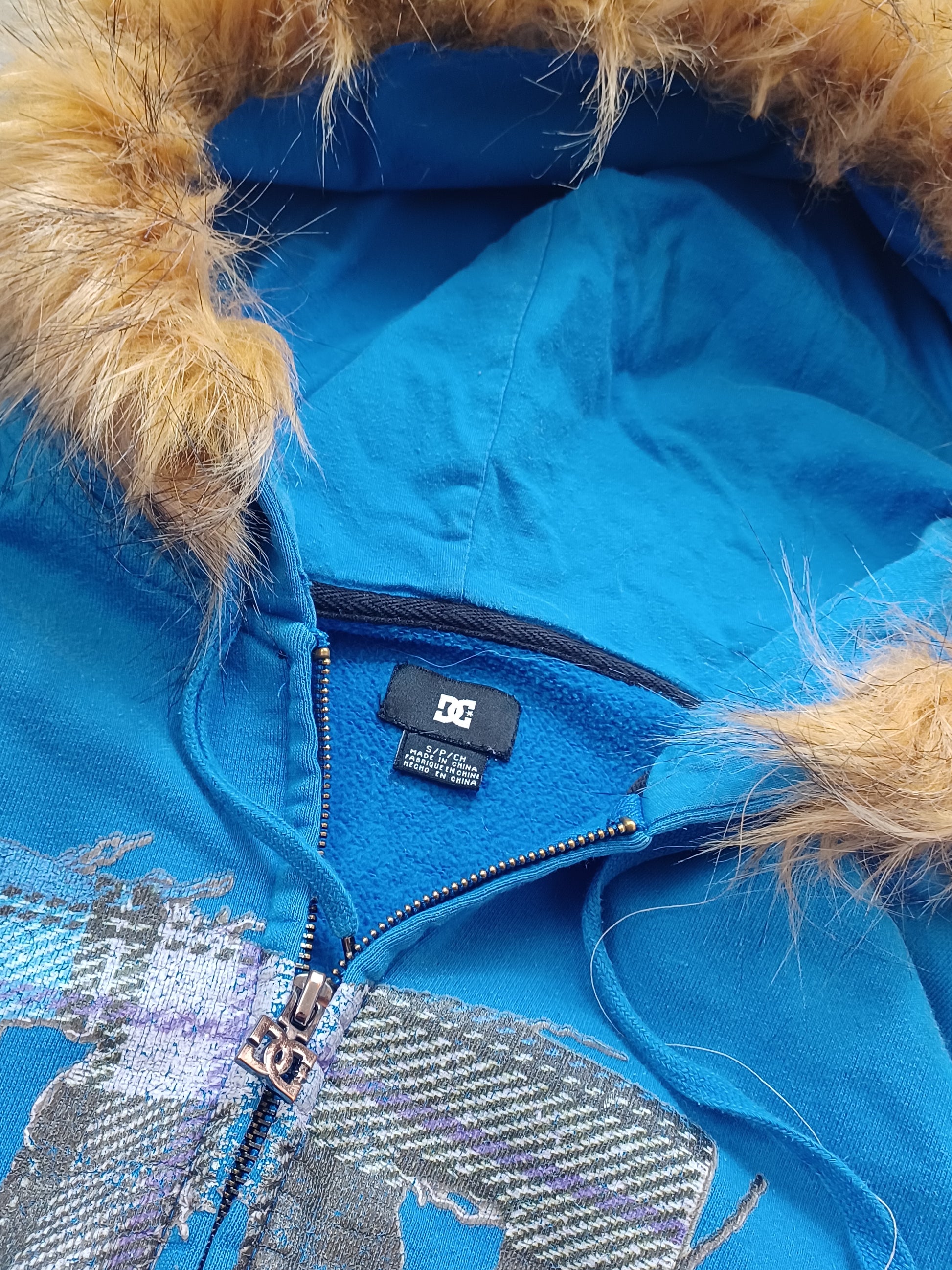 Niebieska bluza rozpinana DC z futerkiem