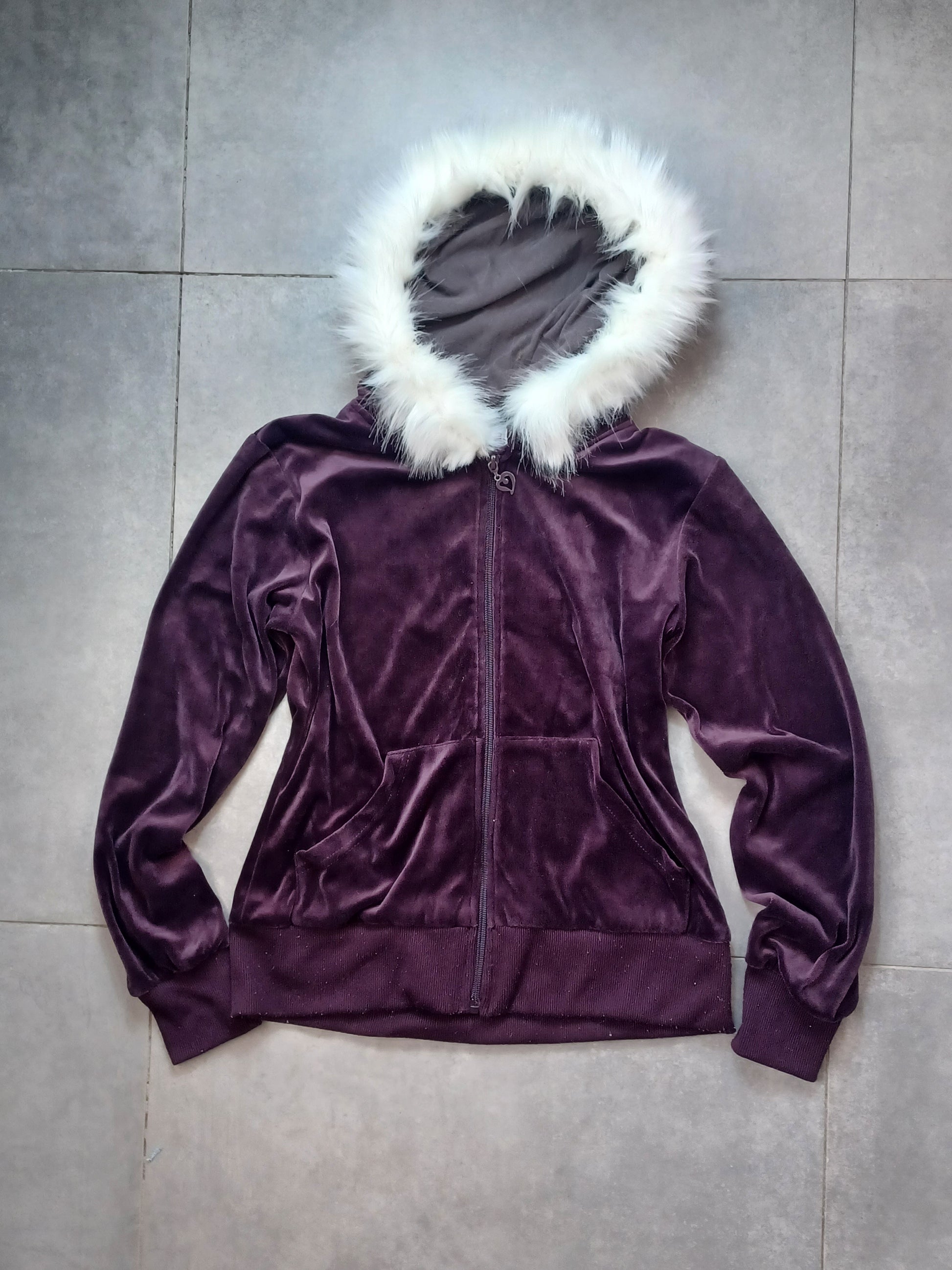 Welurowy tracksuit z bluza z futerkiem