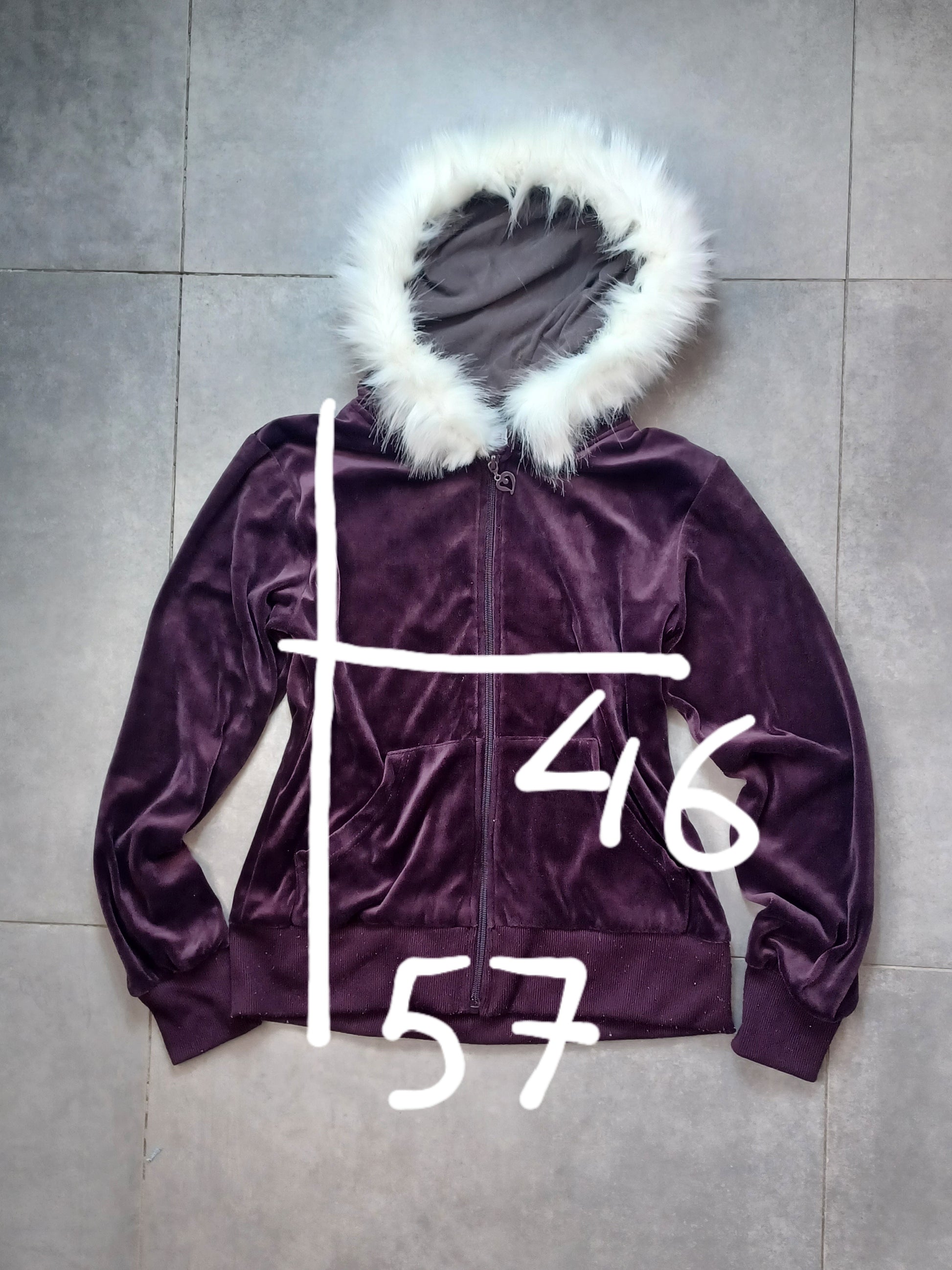Welurowy tracksuit z bluza z futerkiem