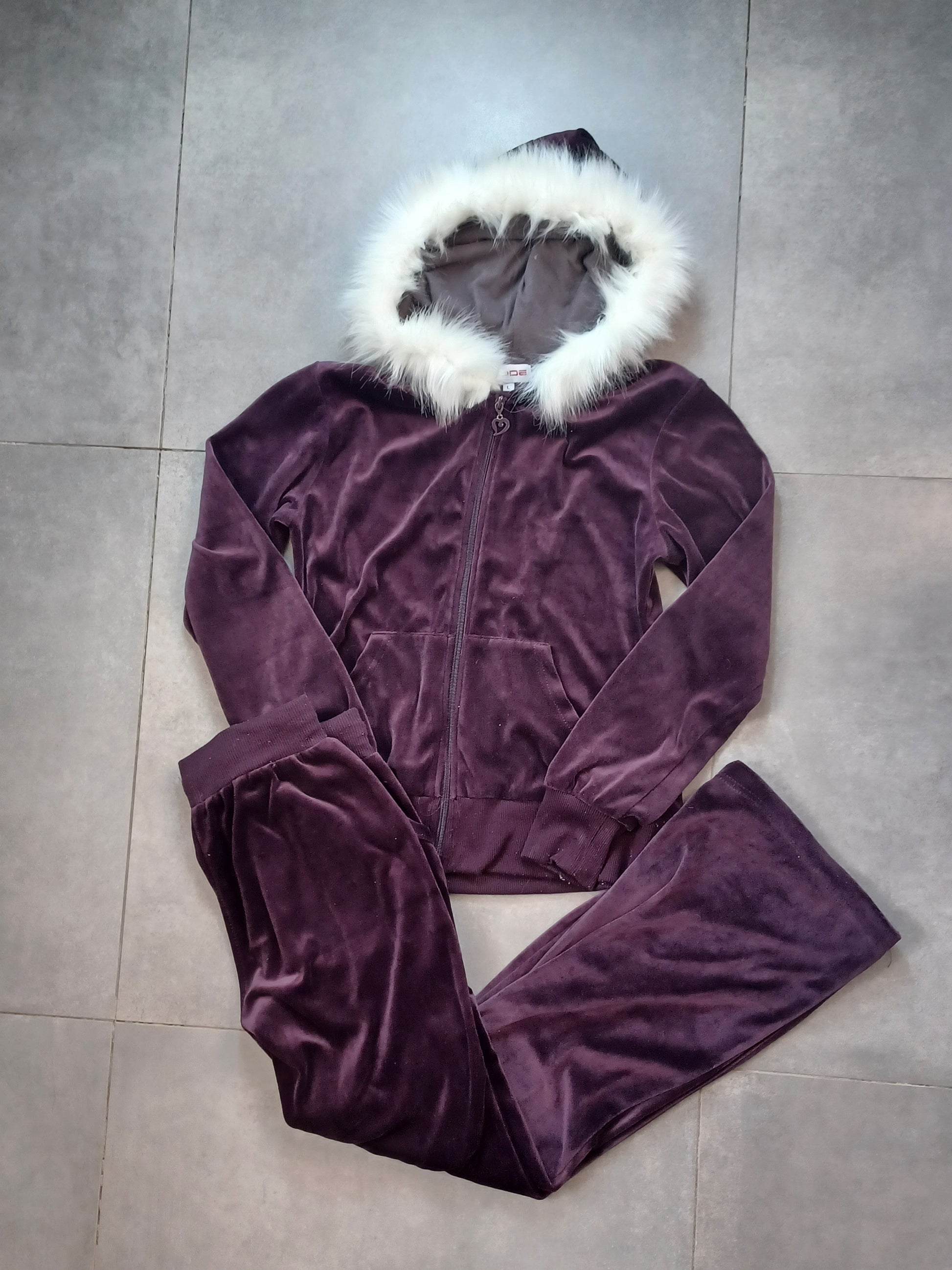 Welurowy tracksuit z bluza z futerkiem