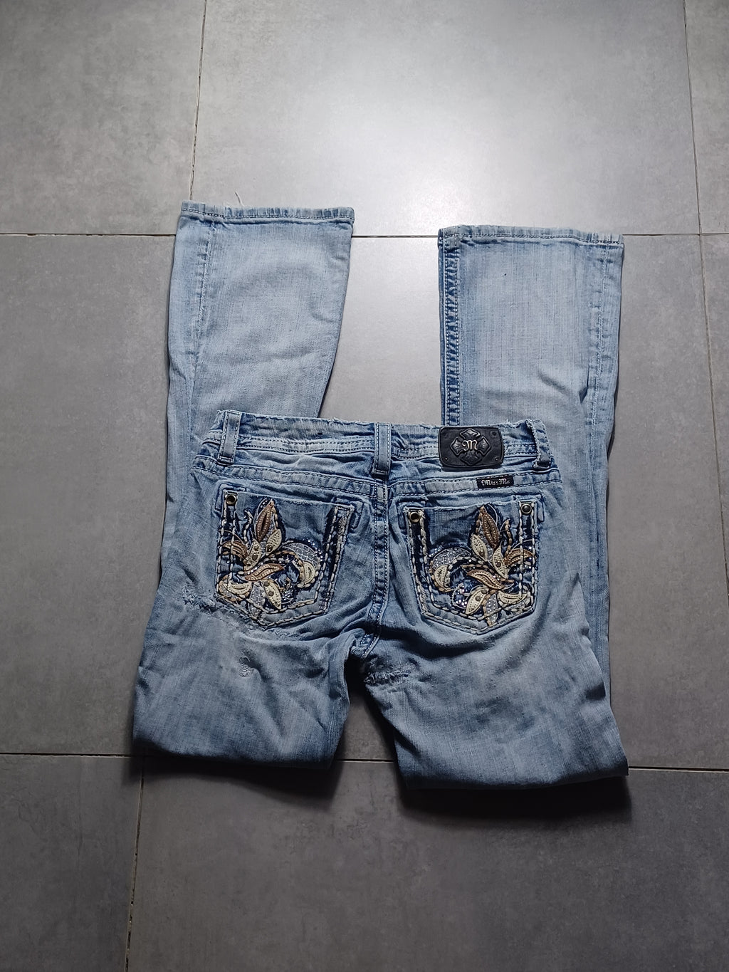 Jasnoniebieskie low rise flared jeansy Miss Me