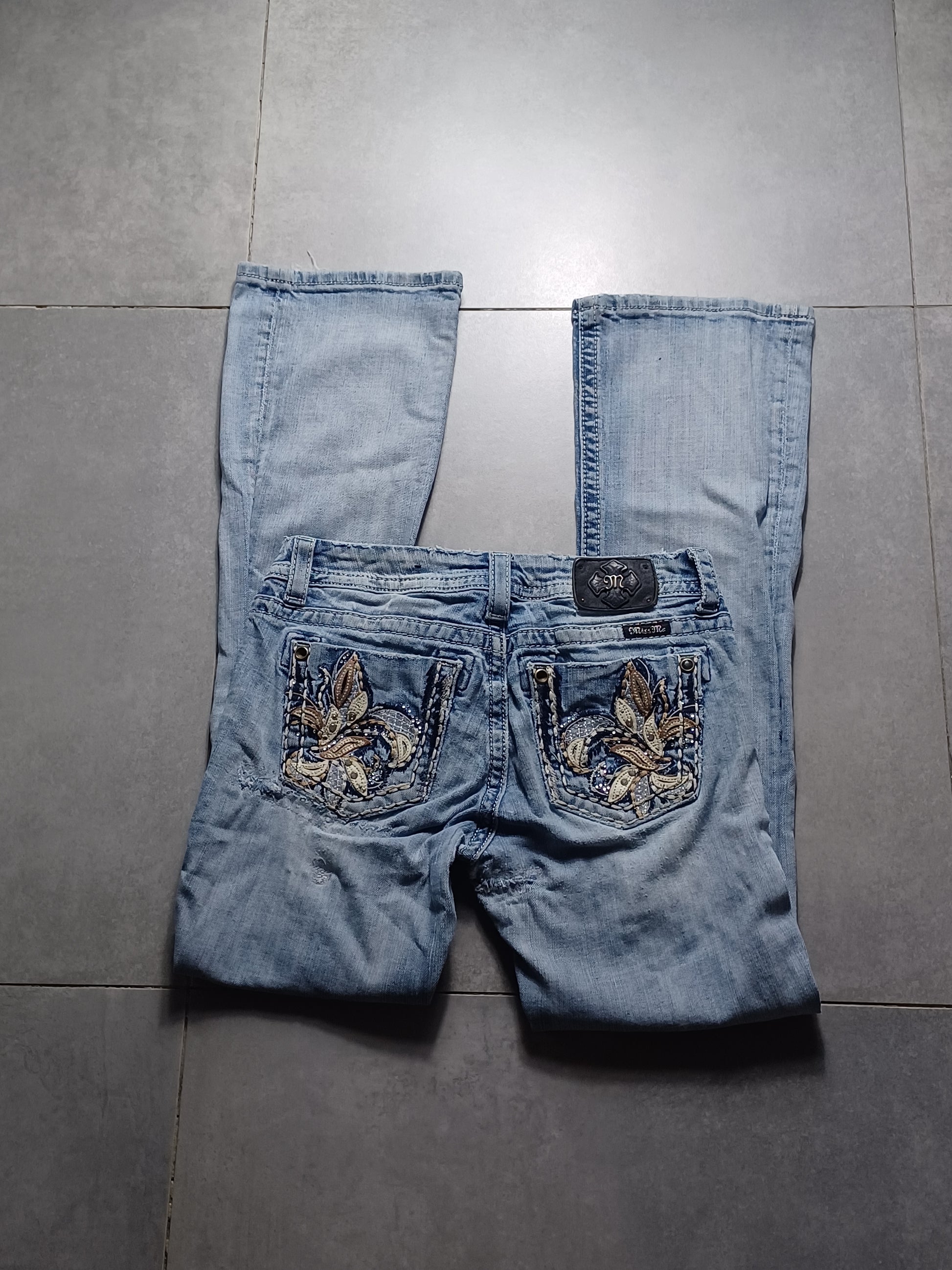 Jasnoniebieskie low rise flared jeansy Miss Me
