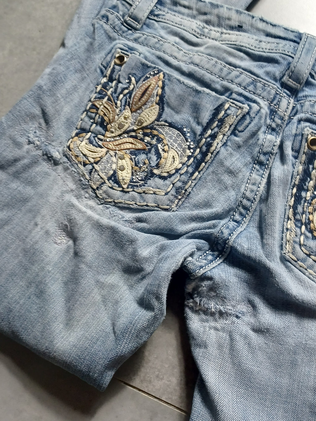 Jasnoniebieskie low rise flared jeansy Miss Me