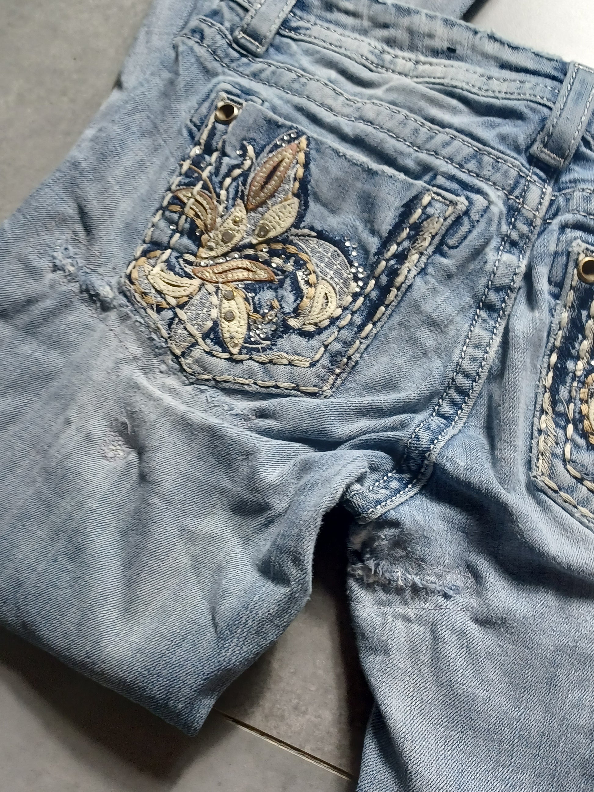 Jasnoniebieskie low rise flared jeansy Miss Me