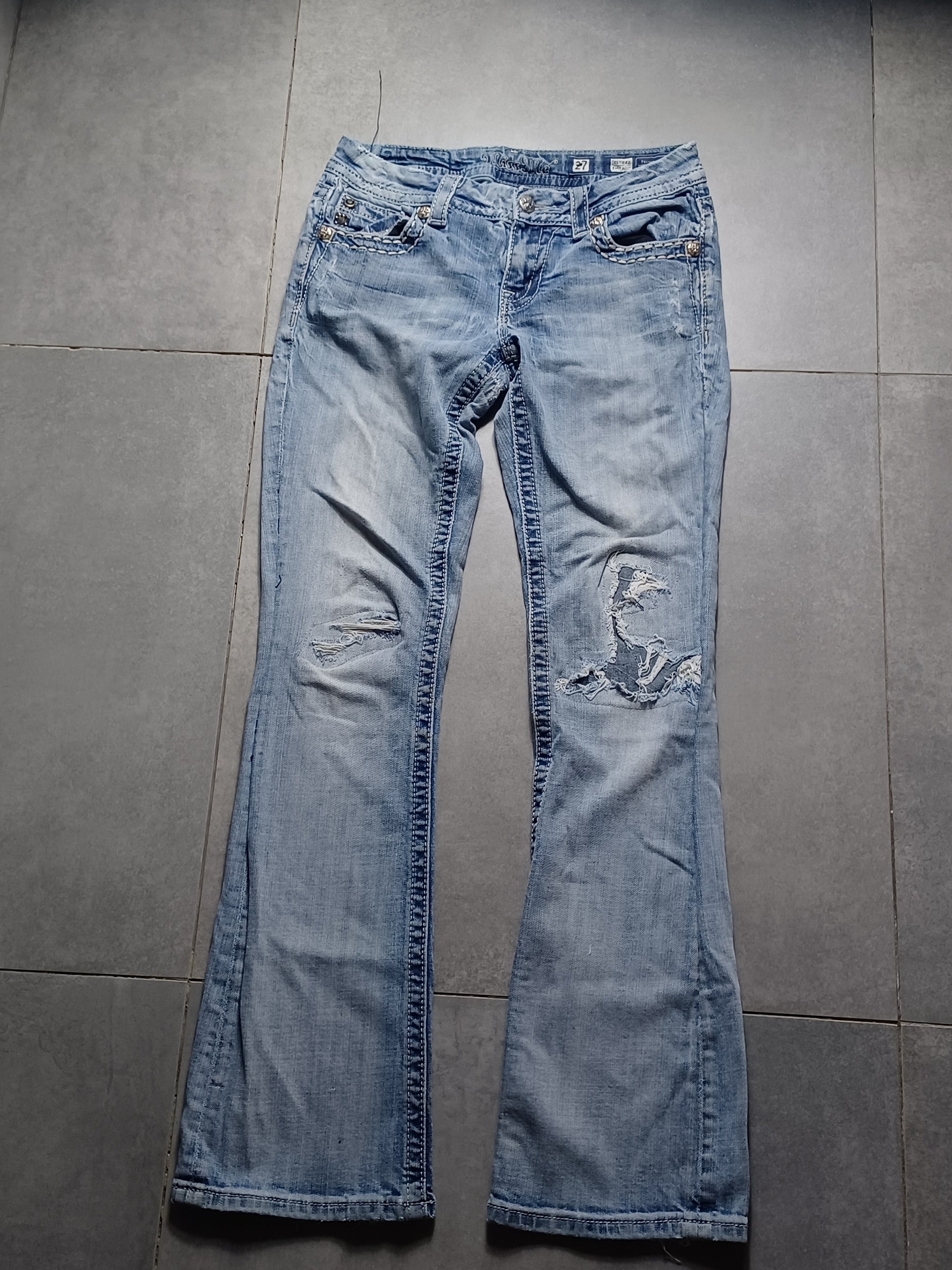 Jasnoniebieskie low rise flared jeansy Miss Me
