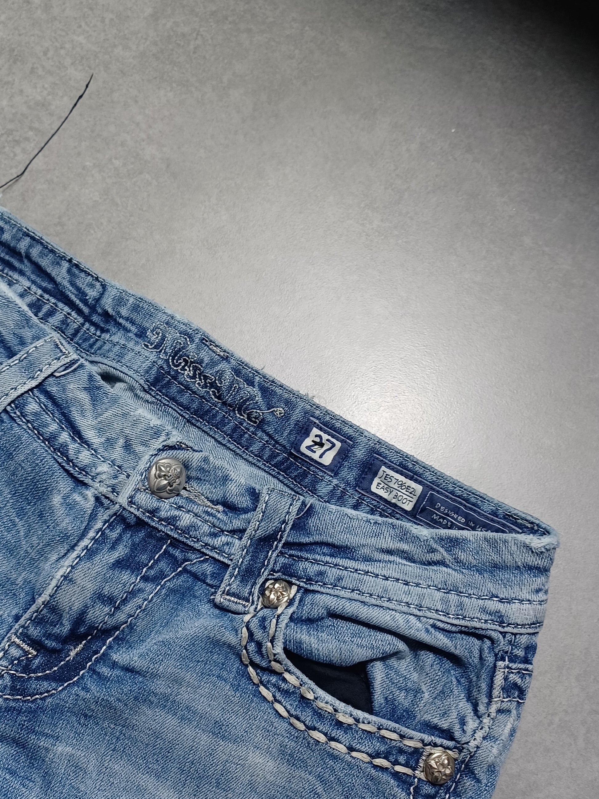 Jasnoniebieskie low rise flared jeansy Miss Me