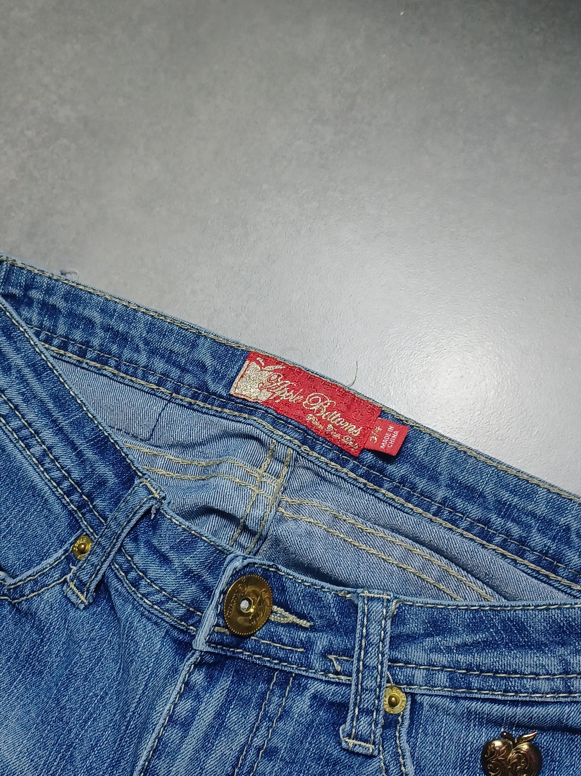 Niebieskie low rise flared jeansy Apple Bottoms