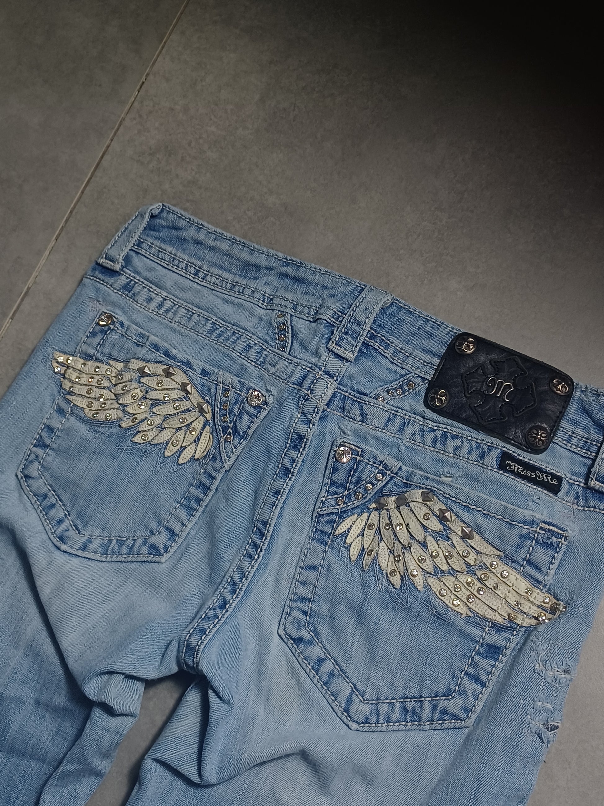 Jasnoniebieskie low rise flared jeansy Miss Me