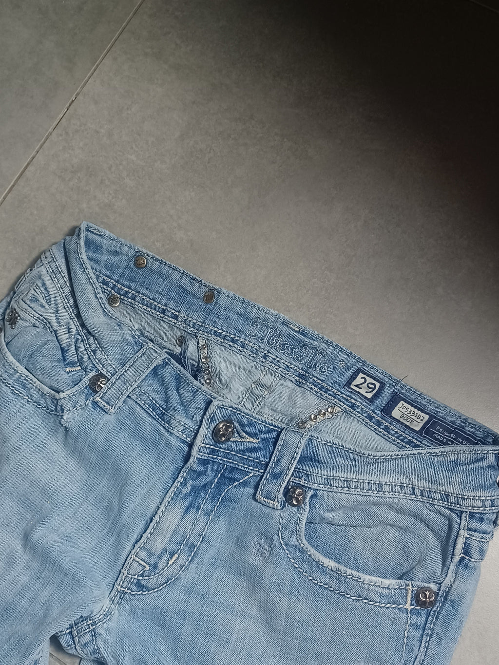 Jasnoniebieskie low rise flared jeansy Miss Me
