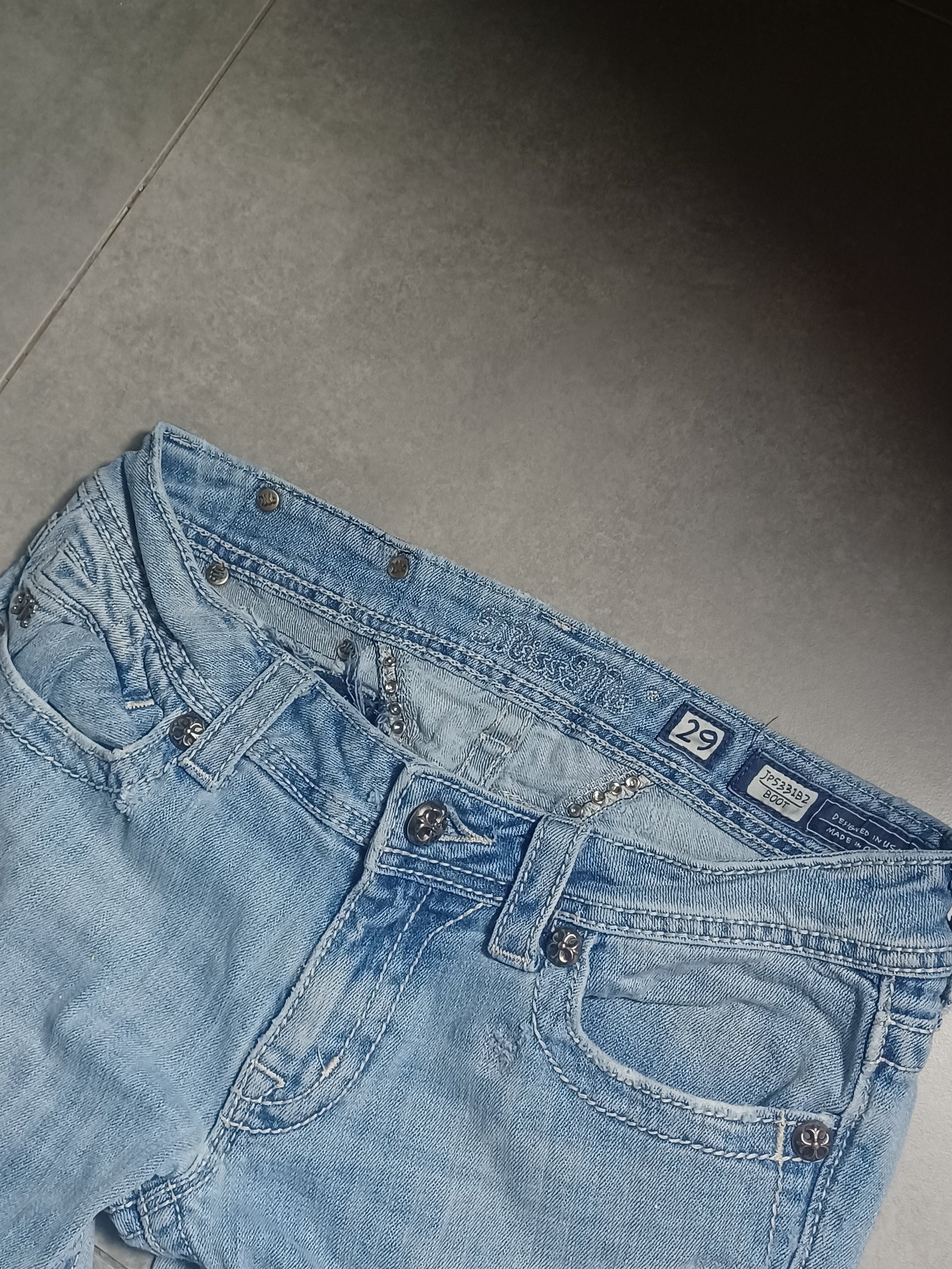 Jasnoniebieskie low rise flared jeansy Miss Me