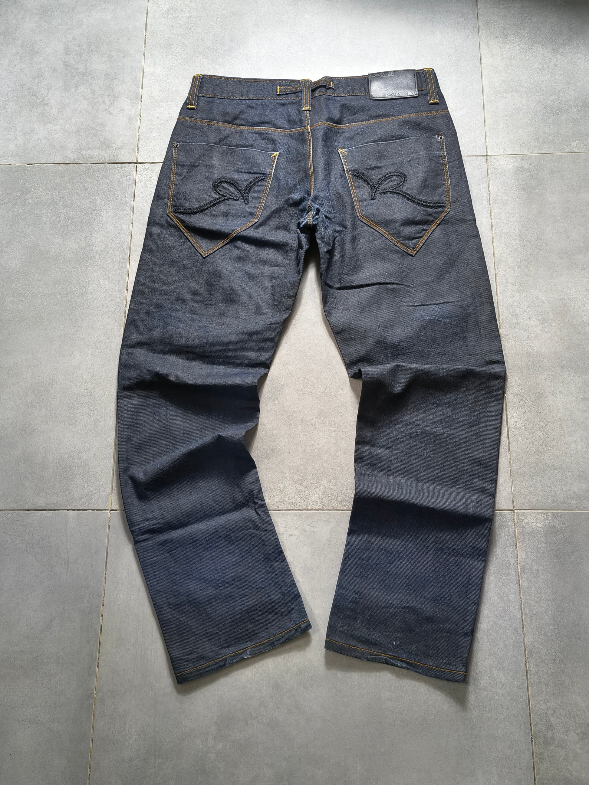 Granatowe straight fit jeansy Raw denim Rocawear