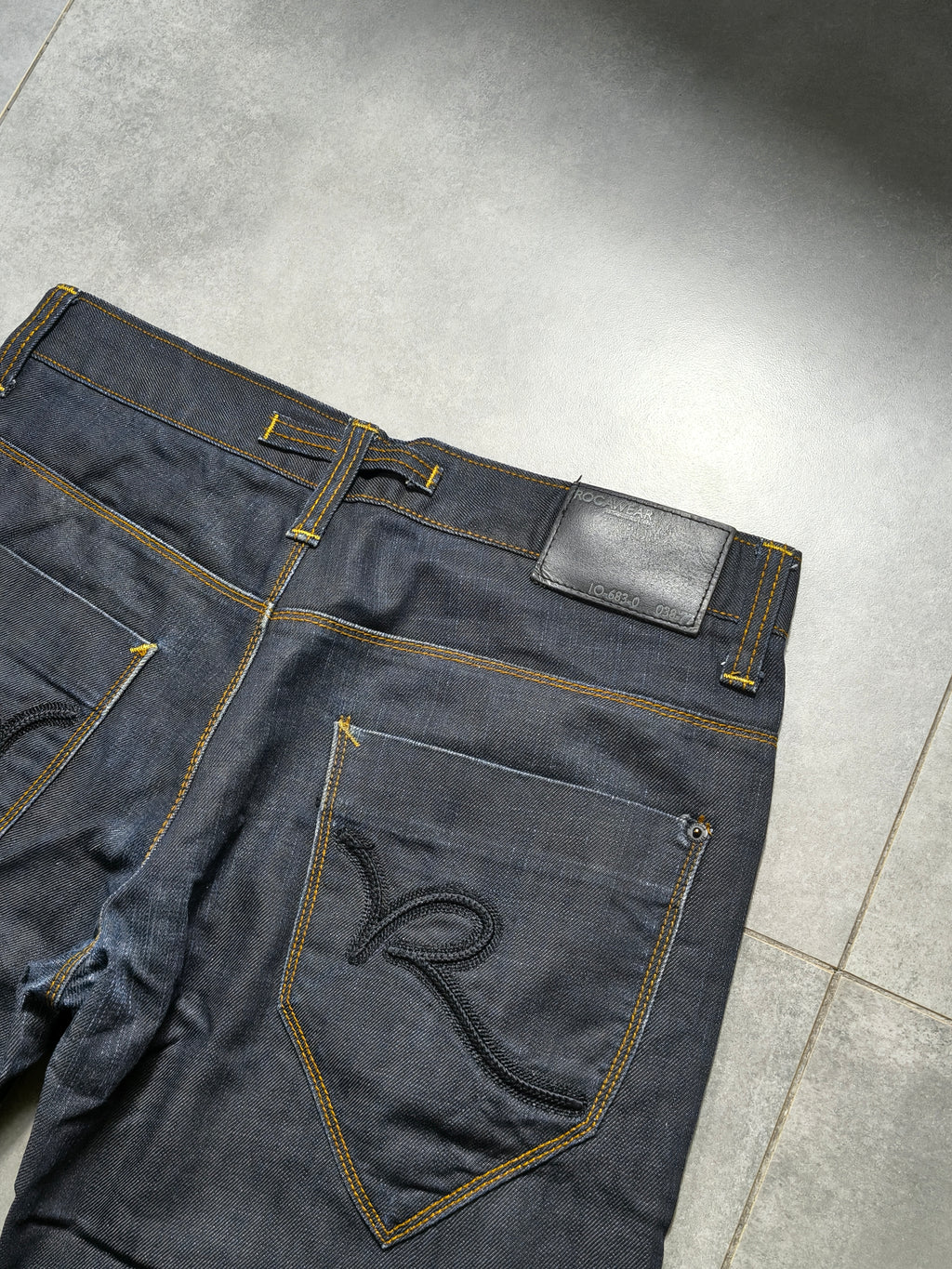 Granatowe straight fit jeansy Raw denim Rocawear