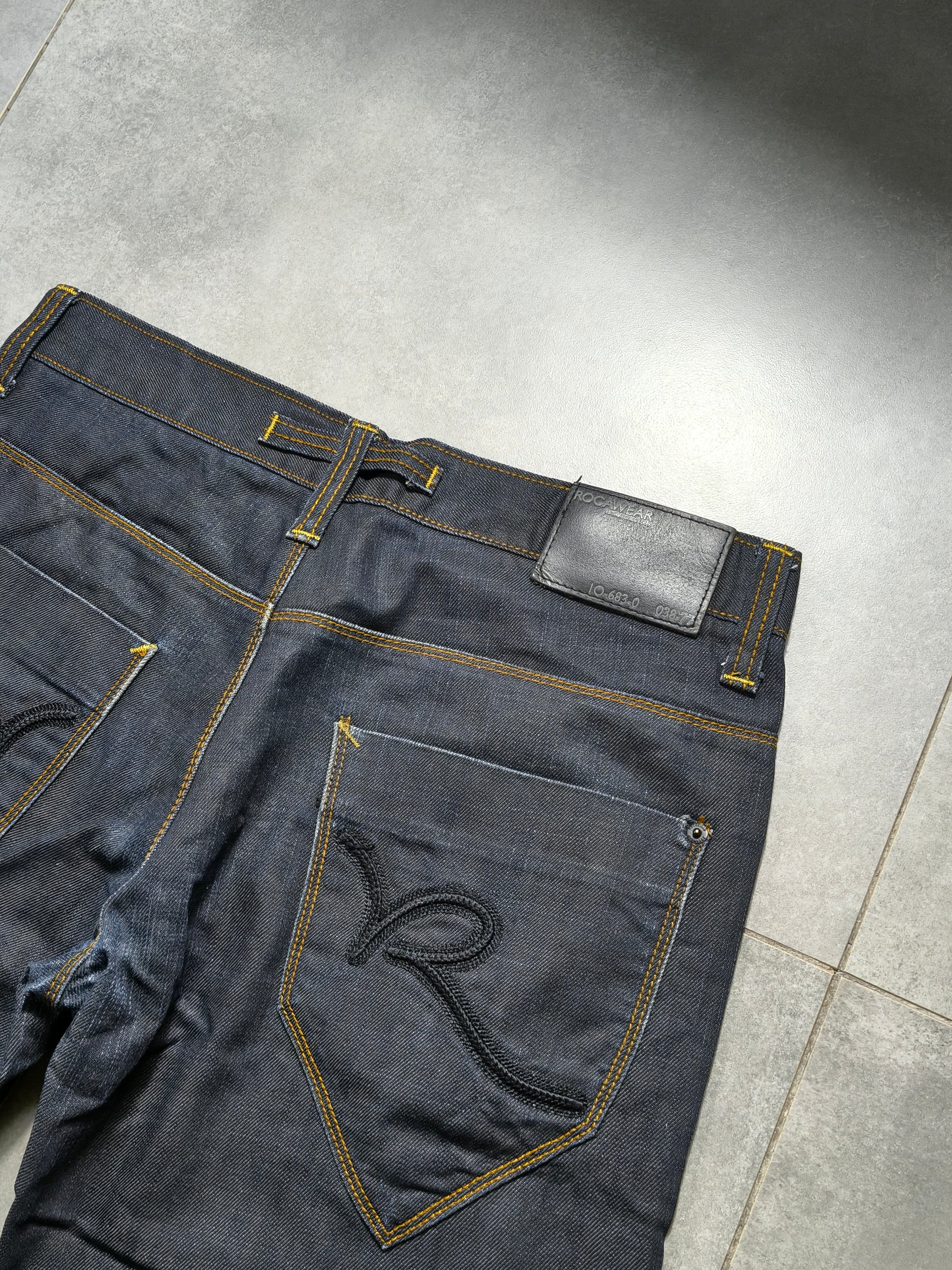 Granatowe straight fit jeansy Raw denim Rocawear