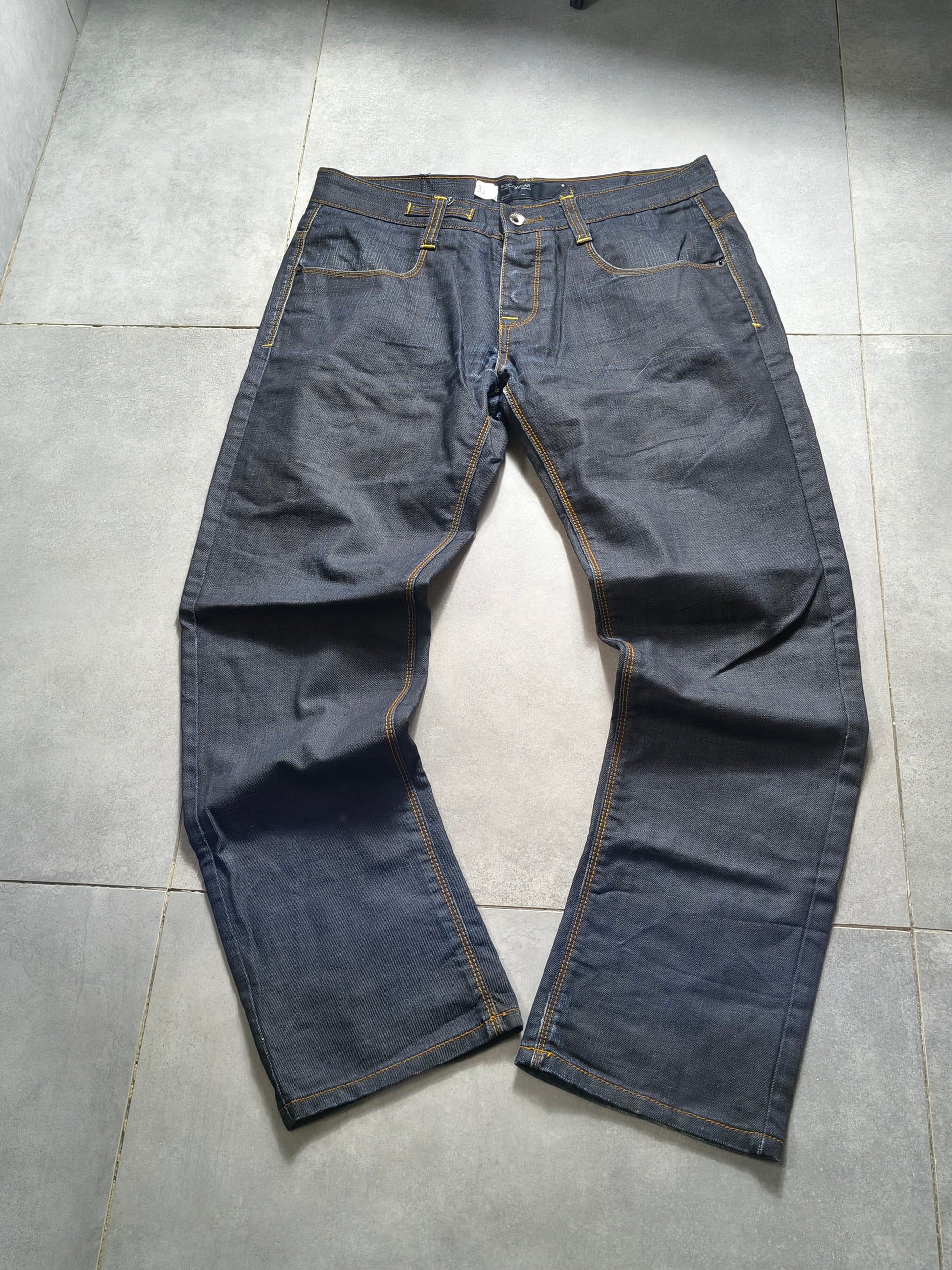Granatowe straight fit jeansy Raw denim Rocawear