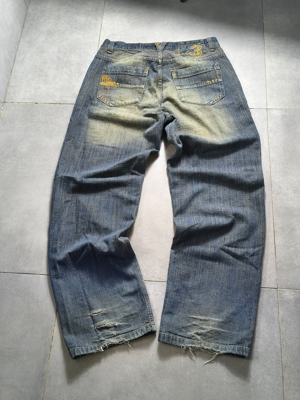 Niebieskie baggy jeansy B3 z żółtym washem