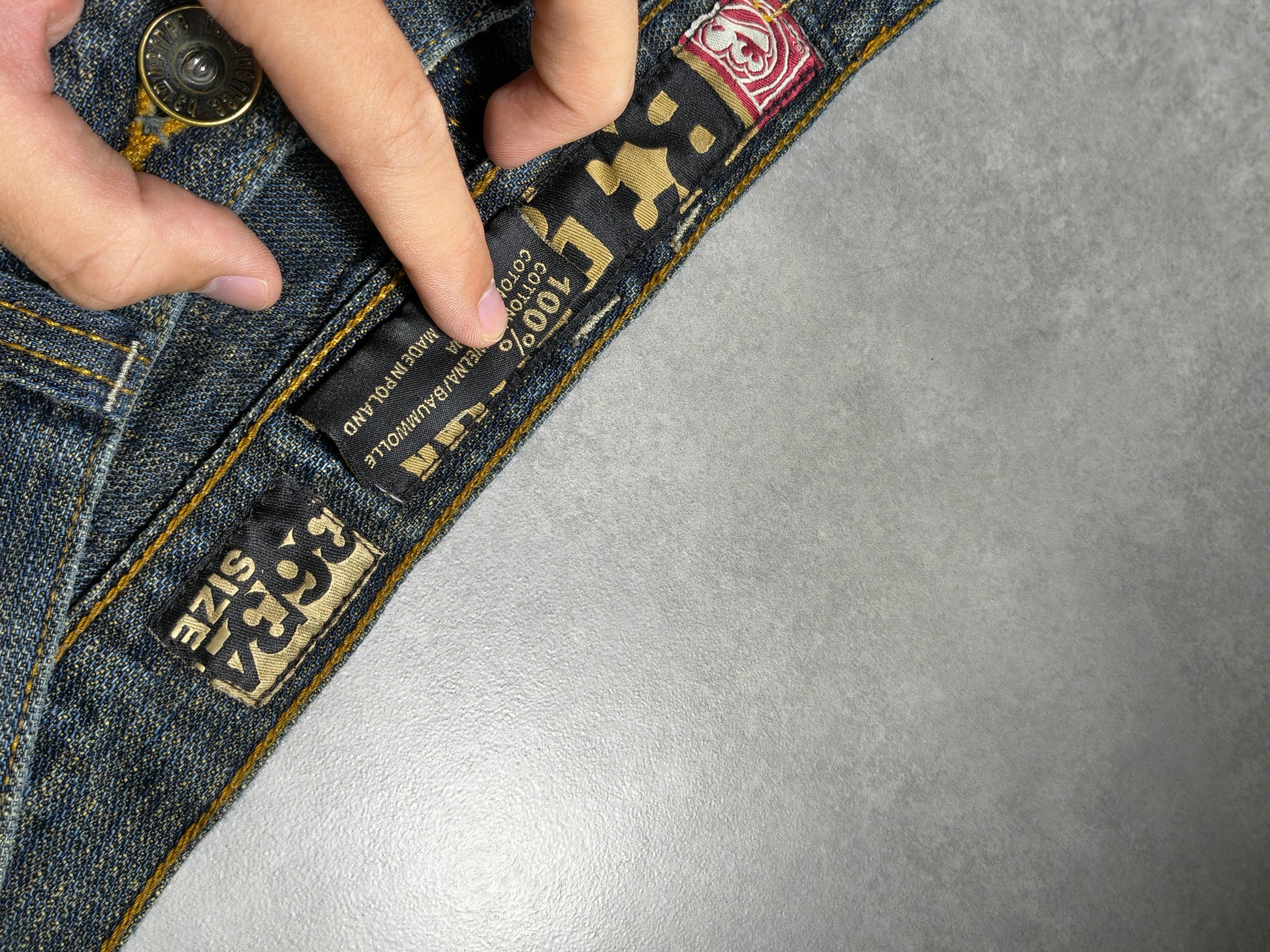 Niebieskie baggy jeansy B3 z żółtym washem