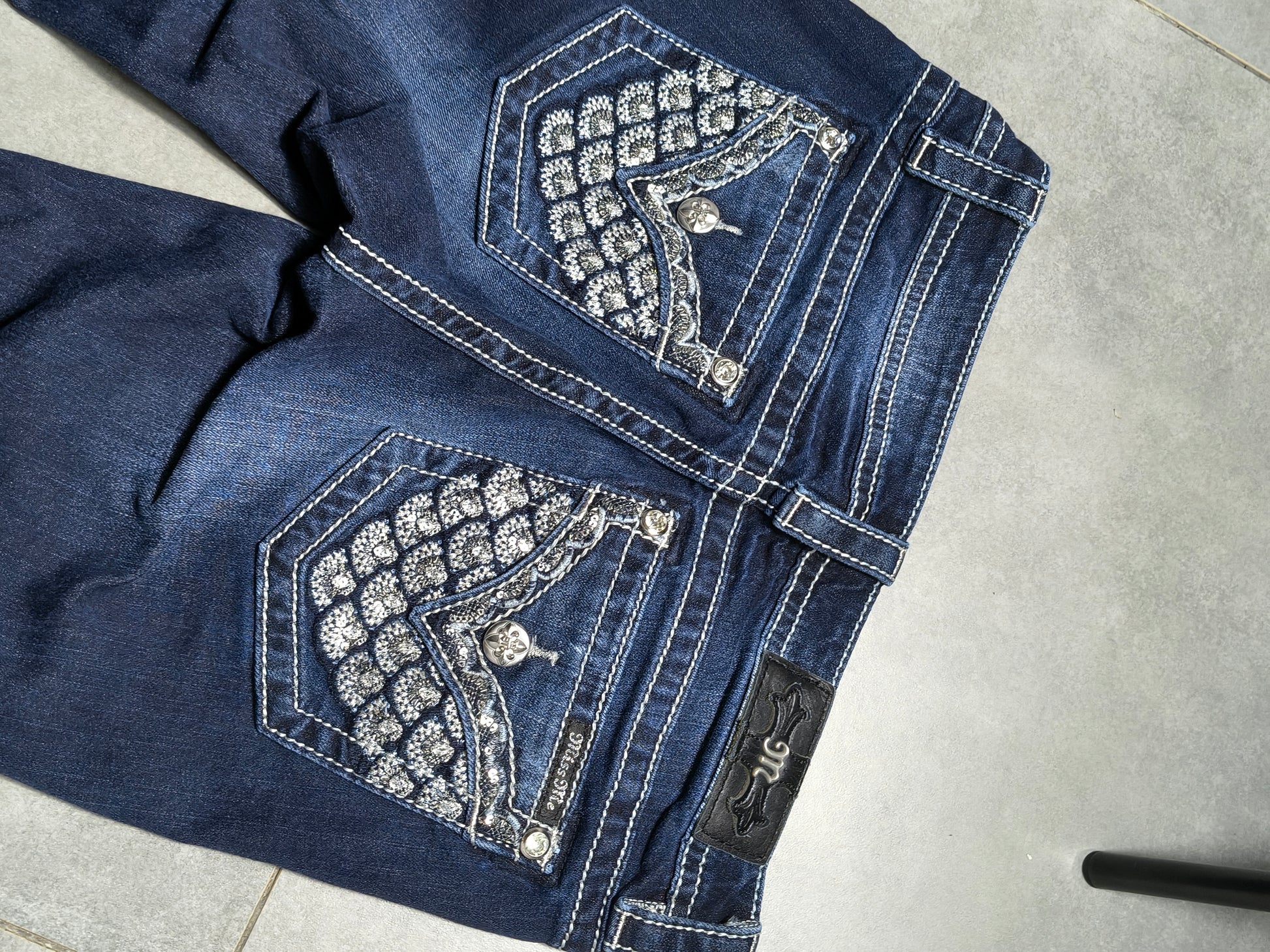 Granatowe flared jeansy Miss Me