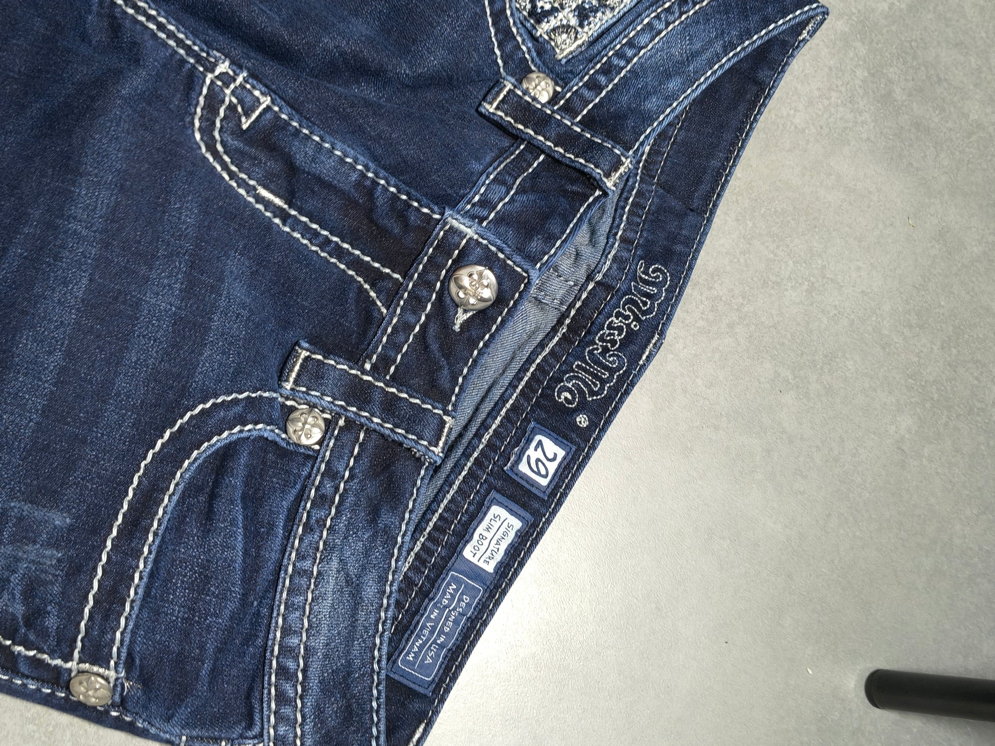 Granatowe flared jeansy Miss Me