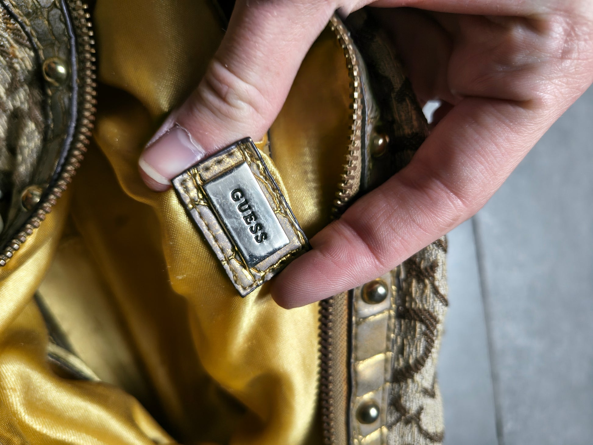 Złota torebka Guess