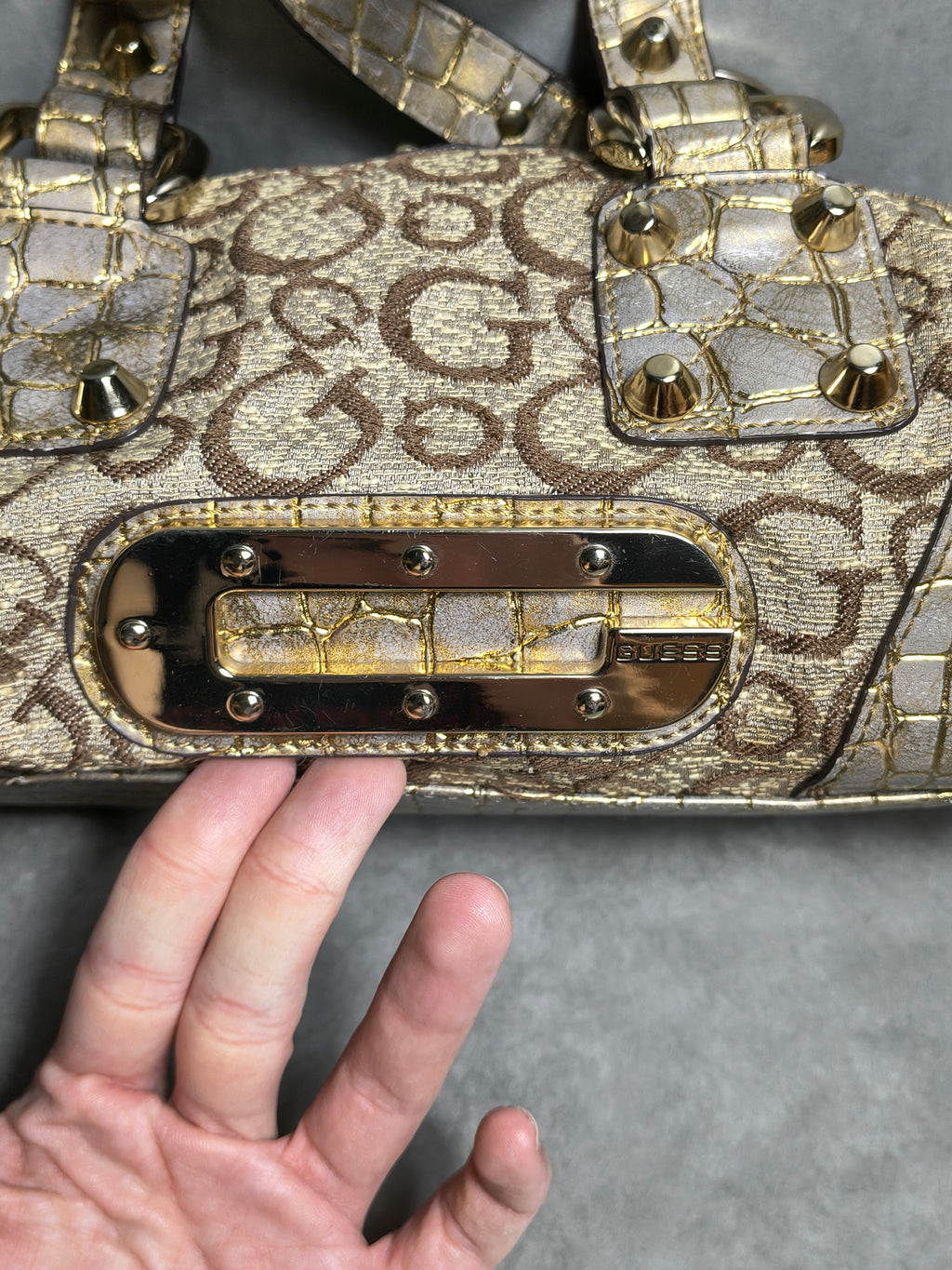 Złota torebka Guess