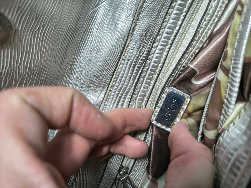 Złota torebka Guess