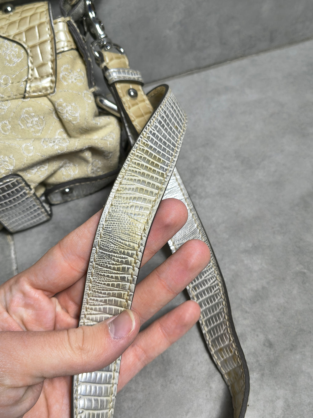 Beżowa torebka Guess