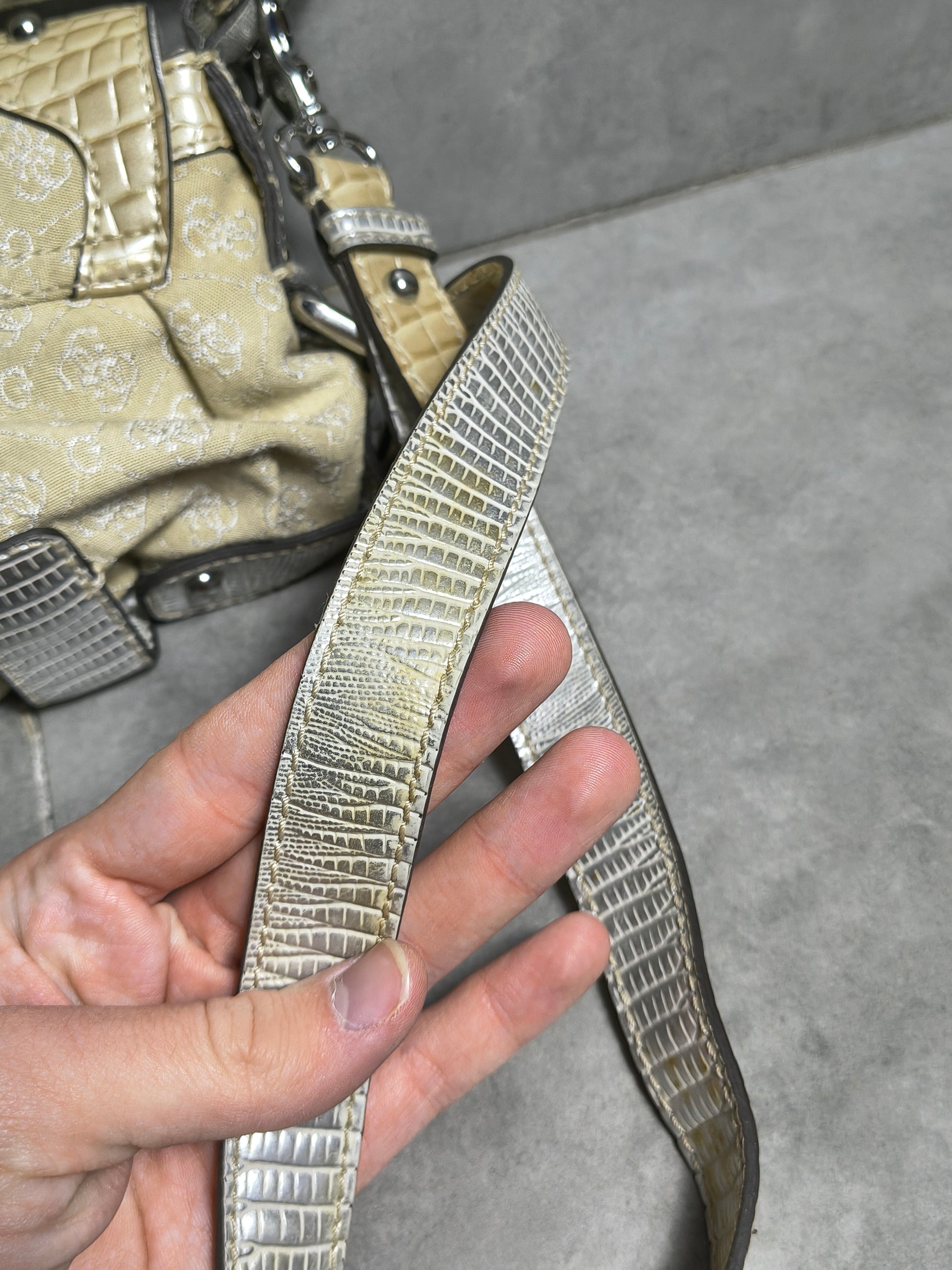 Beżowa torebka Guess