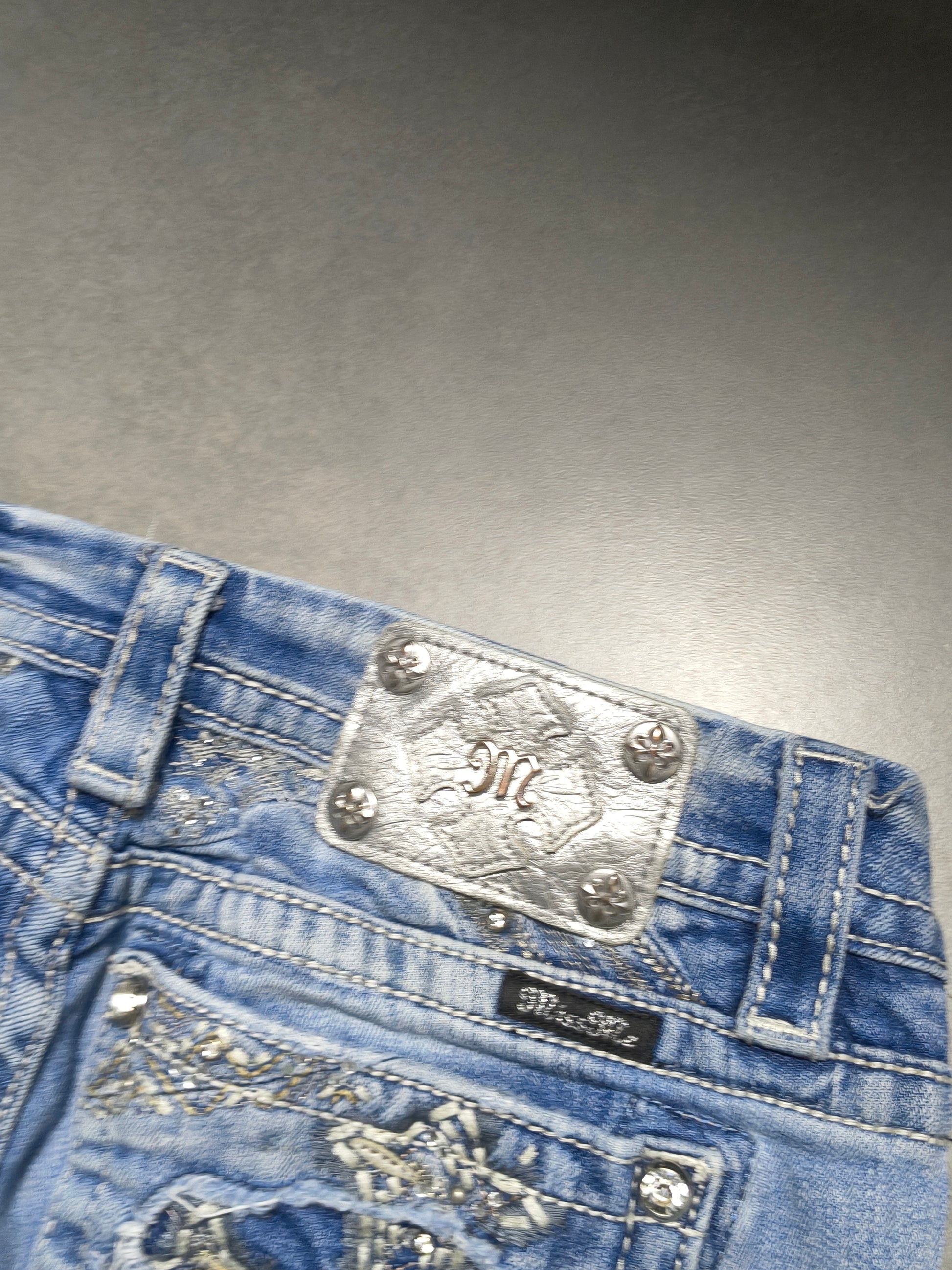 Jasnoniebieskie flared jeansy Miss Me
