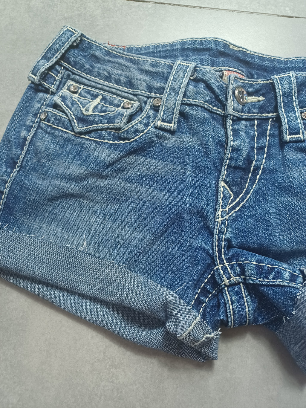 Niebieskie low rise szorty jeansowe True Religion x Swarovski