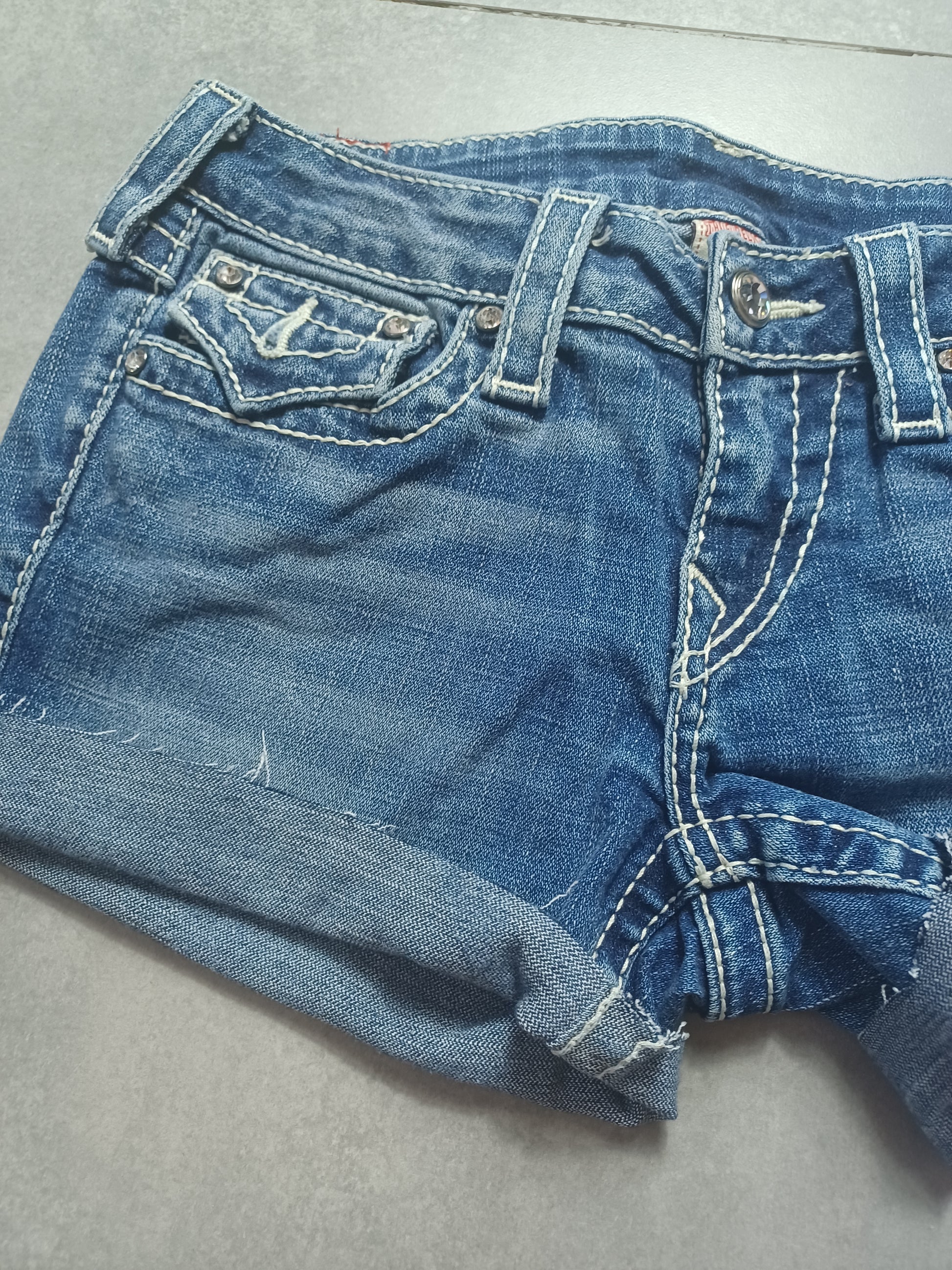 Niebieskie low rise szorty jeansowe True Religion x Swarovski