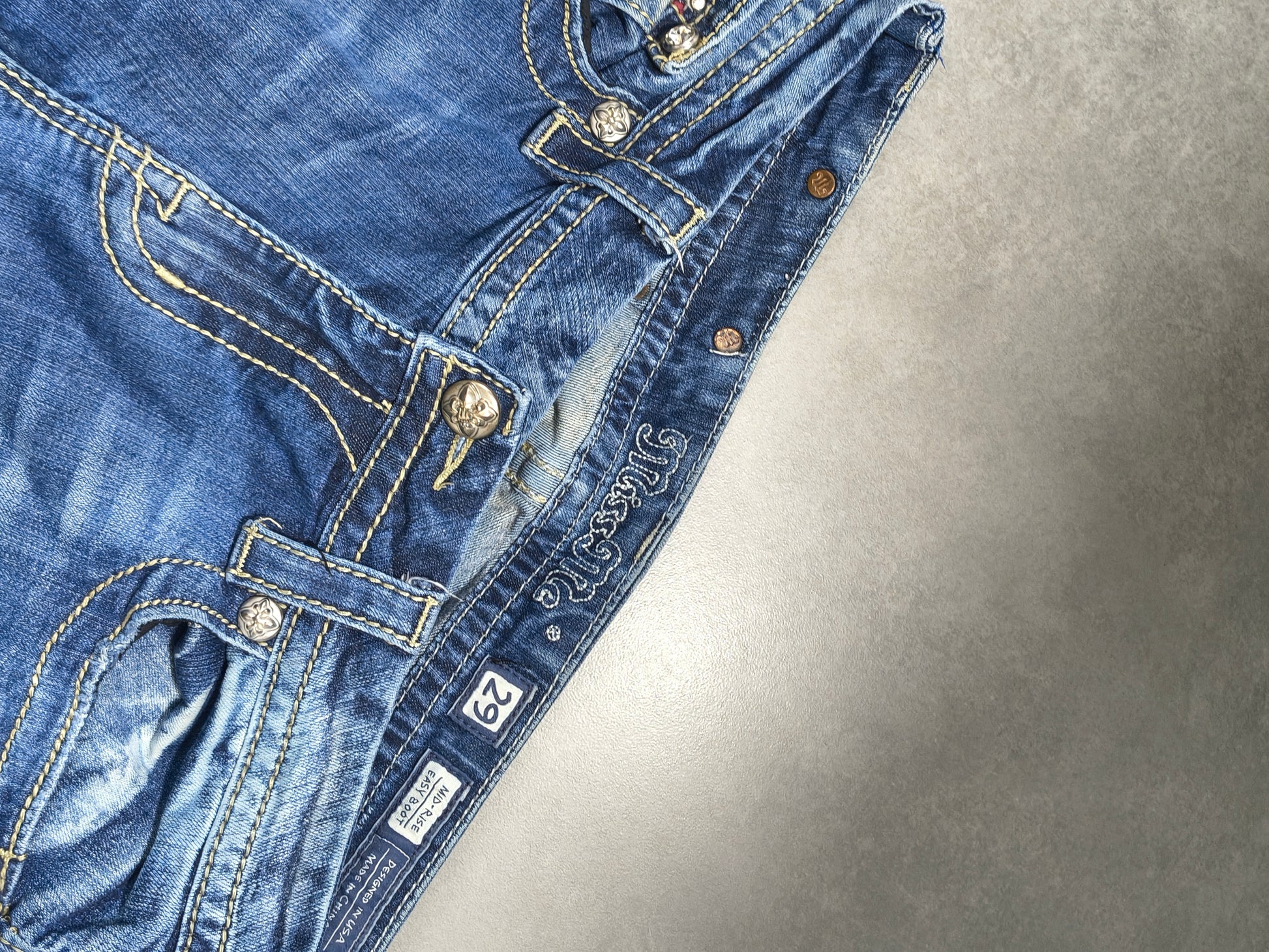 Niebieskie flared jeansy Miss Me