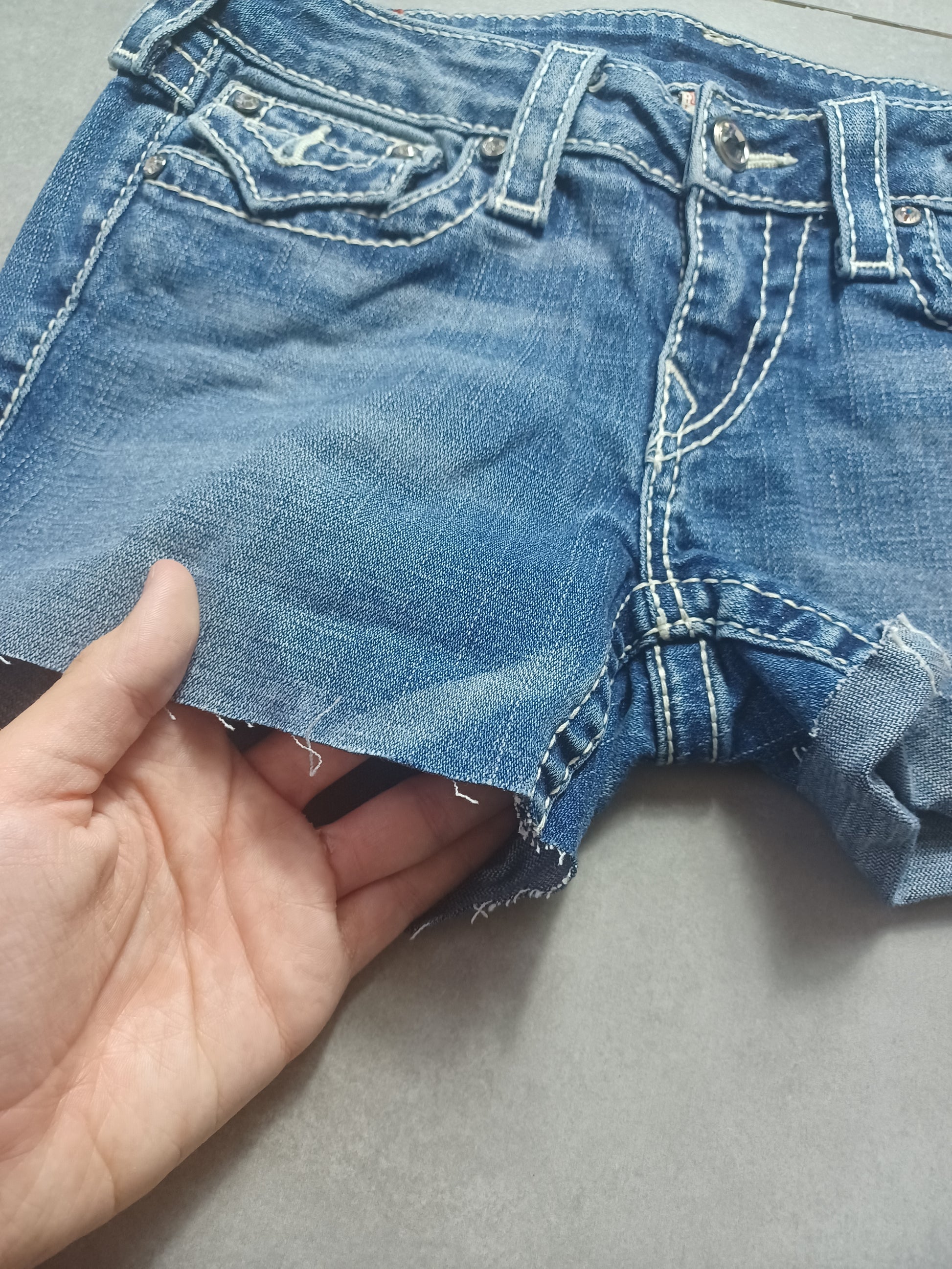 Niebieskie low rise szorty jeansowe True Religion x Swarovski