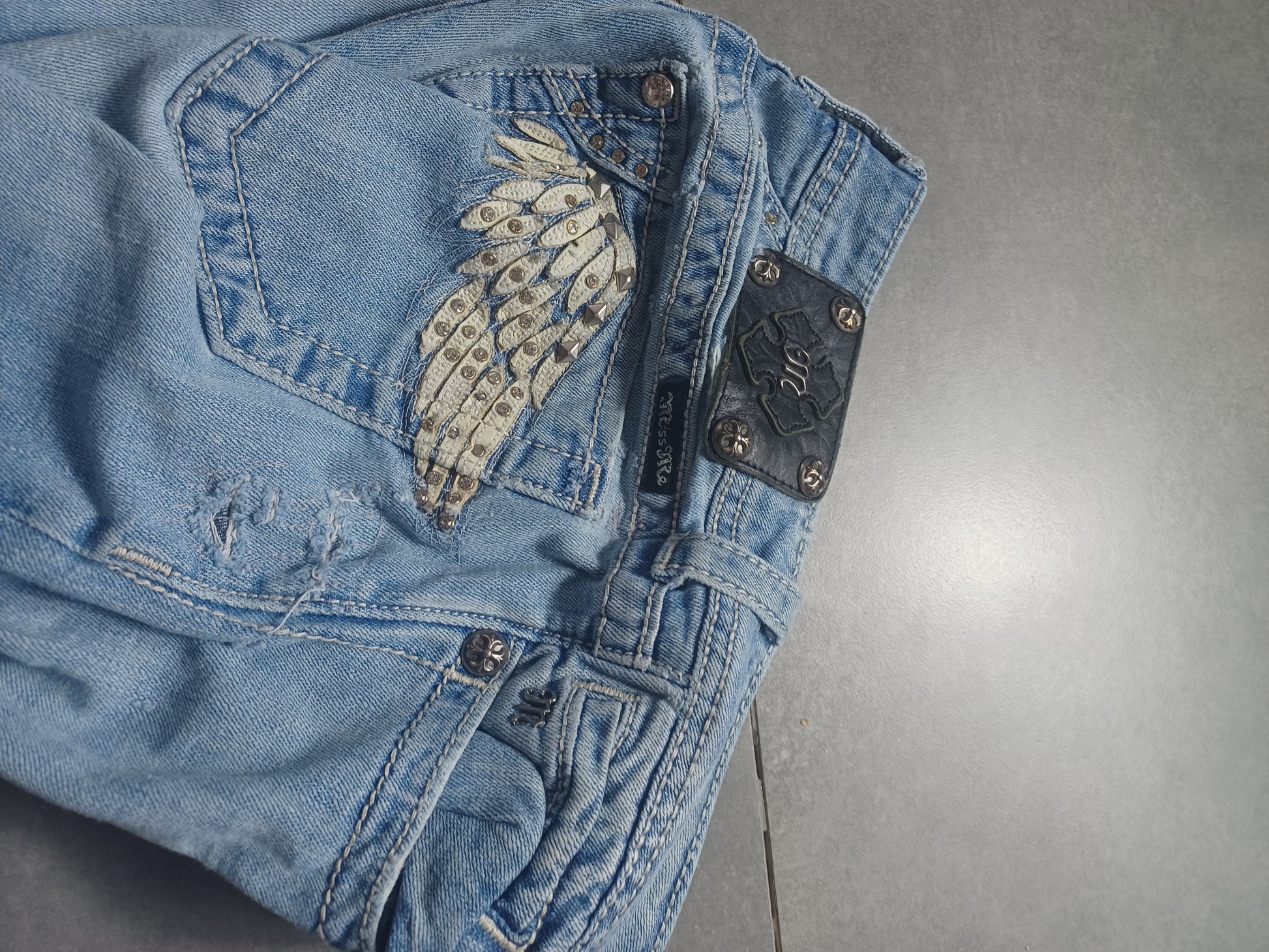 Jasnoniebieskie low rise flared jeansy Miss Me
